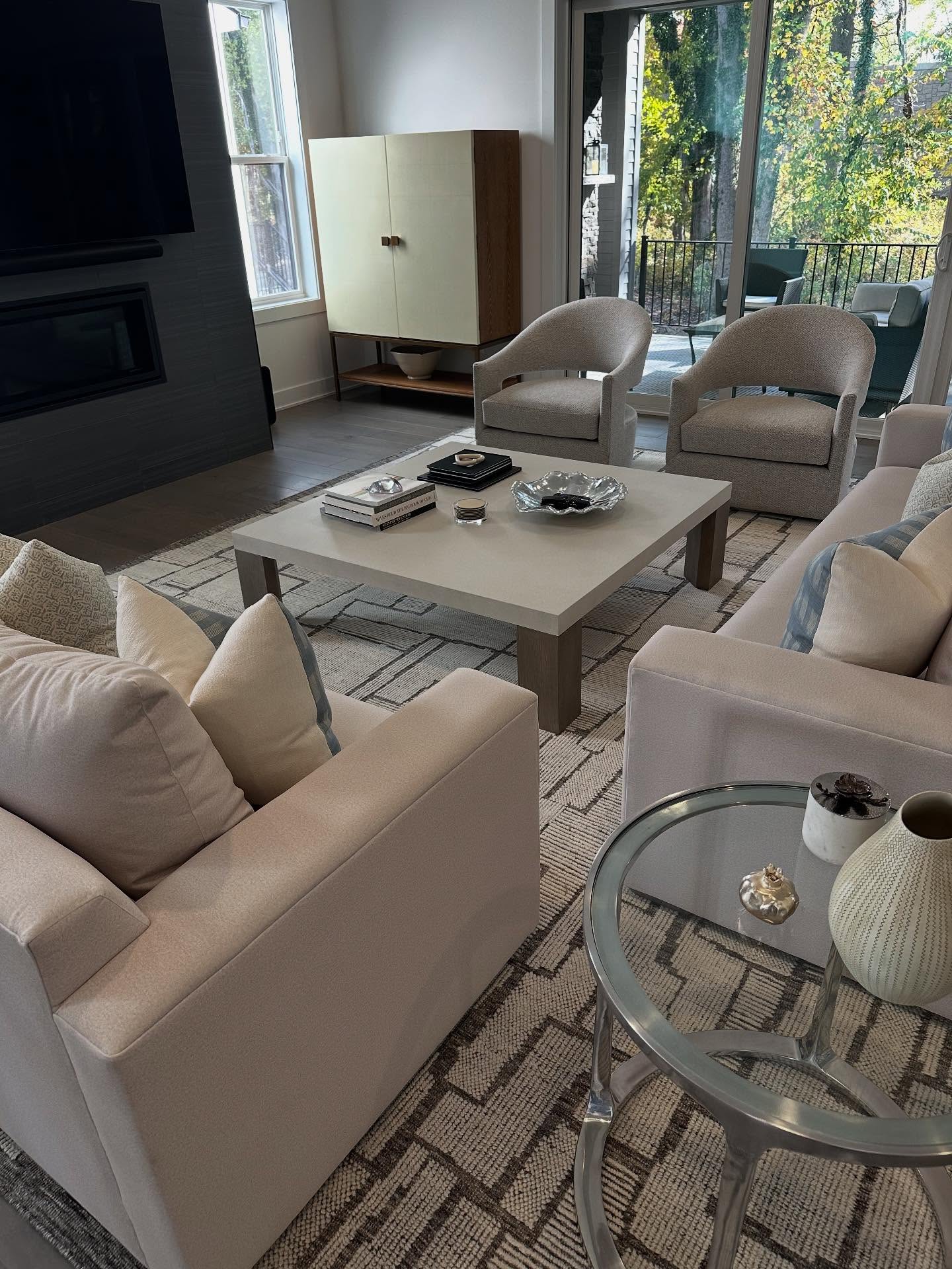 Dreamy 🤍🦢✨
.
#toneontone #texture #handknottedrugs #wool #woolrugs #floordesign #floordecor #floorfocus #flooring #coeflow